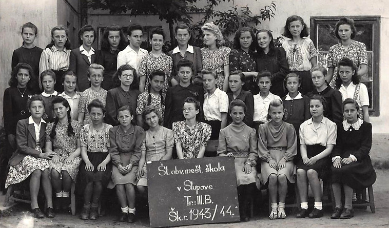 So svojimi žiačkami v Stupave 1943 (Paulína v strede nad tabuľkou)