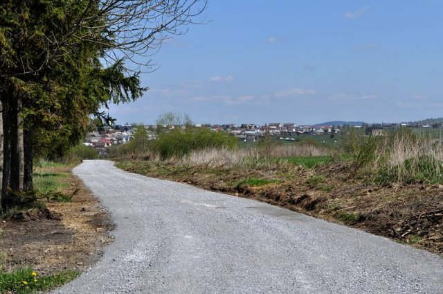 Oprava starej cesty do obce poškodenej povodňami, máj 2011
